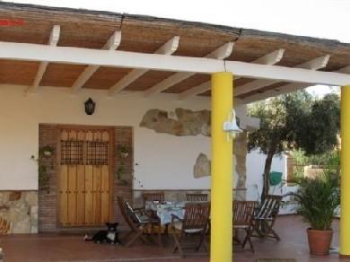 Chalet con 6 dormitorios se vende en Alora