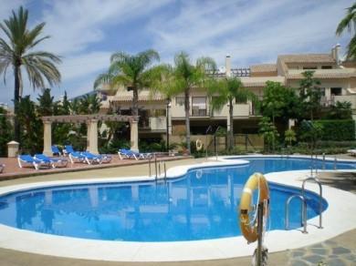 Adosado con 3 dormitorios se vende en Marbella, Costa del Sol