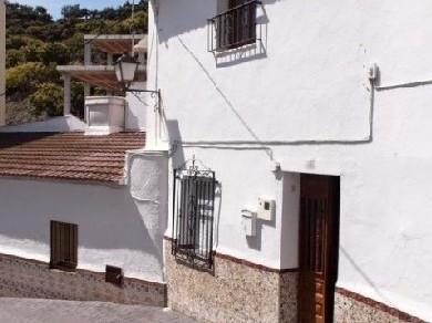 Adosado con 7 dormitorios se vende en Benamocarra, Axarquia