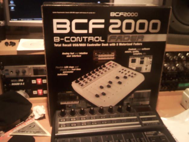 Mesa con faders motorizados Behringer BCF2000