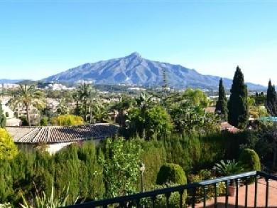 Chalet con 5 dormitorios se vende en Marbella, Costa del Sol