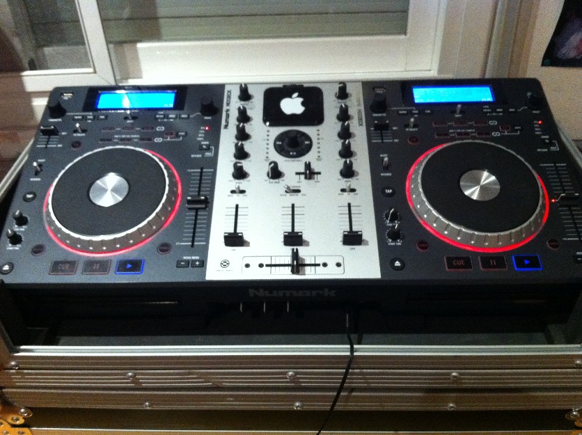 Controladora numark mixdeck + case 480 €