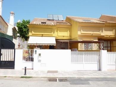 Adosado con 4 dormitorios se vende en Fuengirola, Costa del Sol