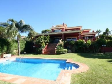 Chalet con 5 dormitorios se vende en Marbella, Costa del Sol