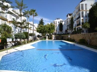 Apartamento con 2 dormitorios se vende en Estepona, Costa del Sol