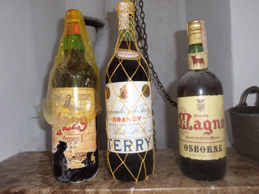 botellas de brandy con sello de hacienda de 4 pesetas