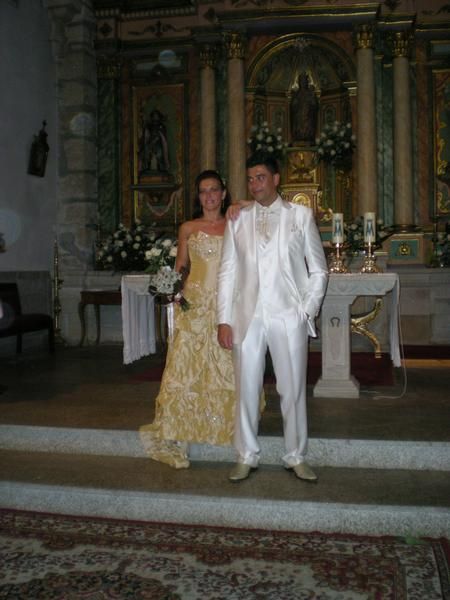 VESTIDO DE NOVIA Y TRAJE DE NOVIO