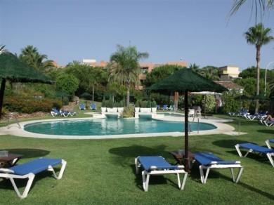Apartamento con 2 dormitorios se vende en Marbella, Costa del Sol