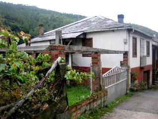 3b  , 1ba   in Quiroga,  Galicia   - 42000  EUR