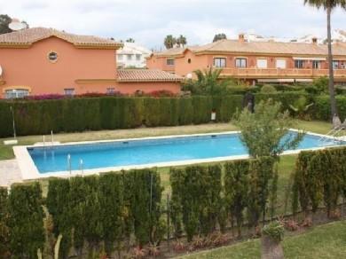 Adosado con 3 dormitorios se vende en Estepona, Costa del Sol