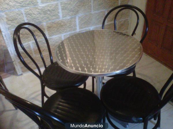 Vendo mesa acero inoxidable + sillas acero lacado negro, casi nueva 180 €