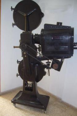 Vendo Proyector de cine con más de 60 años de antigüedad