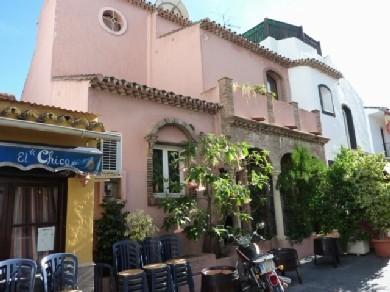 Adosado con 4 dormitorios se vende en Benahavis, Costa del Sol