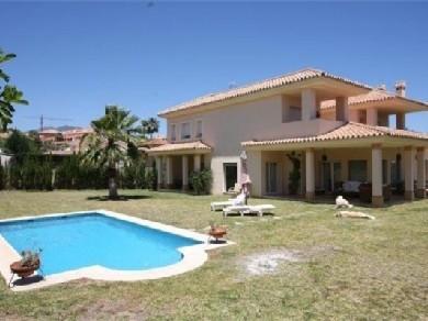 Chalet con 4 dormitorios se vende en Estepona, Costa del Sol