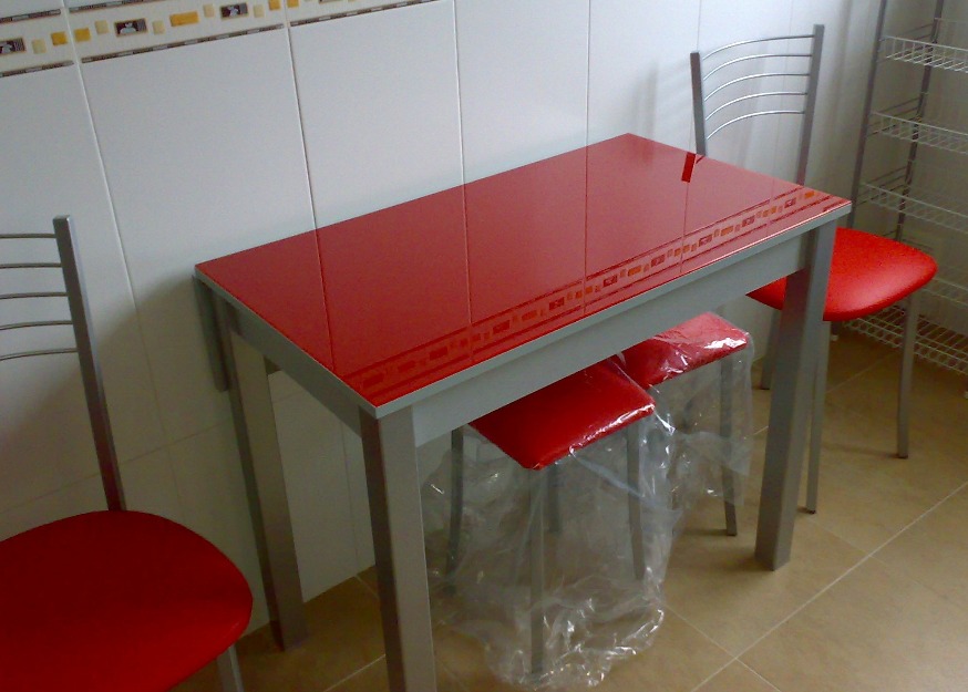 Conjunto mesa extensible cristal rojo +2sillas+2tabueretes