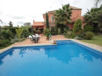 Chalet con 5 dormitorios se vende en Benahavis, Costa del Sol