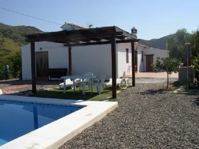 Chalet con 3 dormitorios se vende en Alora