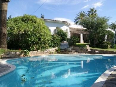 Chalet con 5 dormitorios se vende en Marbella, Costa del Sol