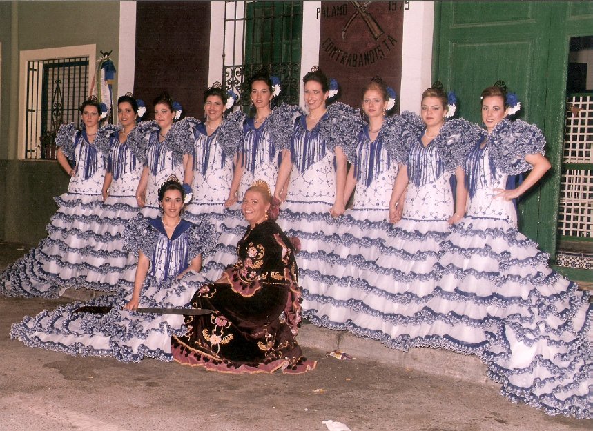 se venden o alquilan trajes de mujeres contrabandistas y flamencas