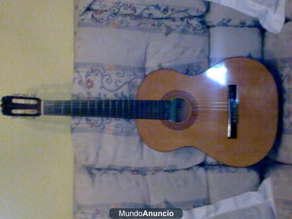 Vendo guitarra española con su funda.