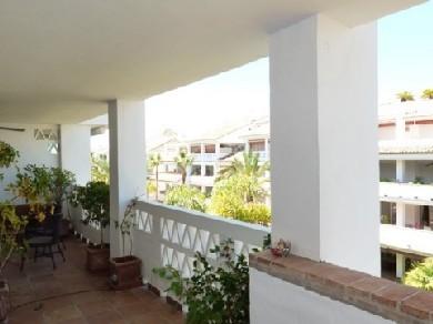 Apartamento con 2 dormitorios se vende en Marbella, Costa del Sol