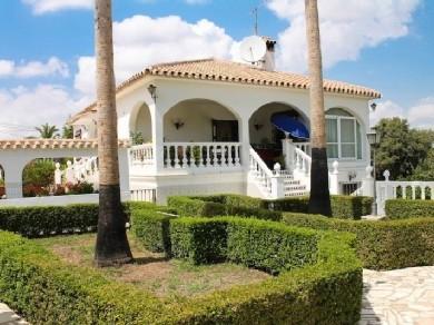 Chalet con 6 dormitorios se vende en Alhaurin el Grande