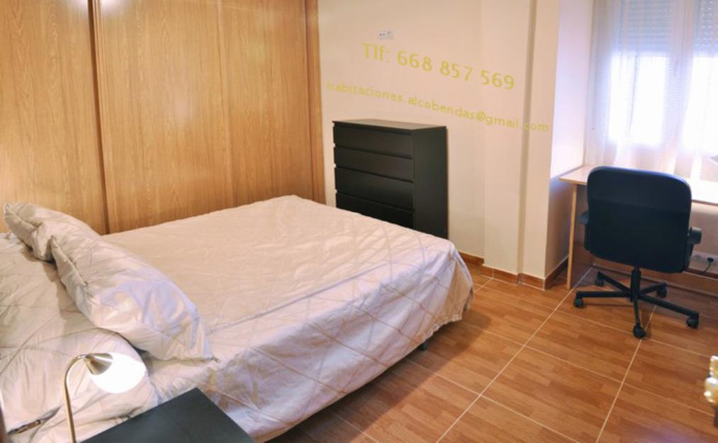 Habitación con cama de matrimonio y gastos incluidos. Alcobendas.