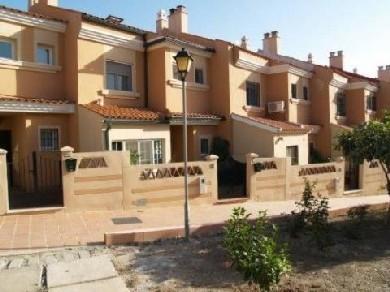 Adosado con 4 dormitorios se vende en Torre del Mar, Costa del Sol