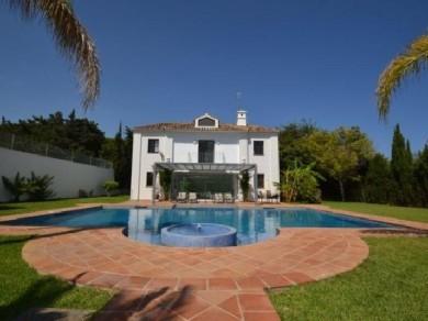 Chalet con 5 dormitorios se vende en Marbella, Costa del Sol