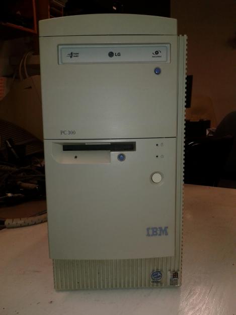 IBM PC 300 color blanco. Procesador Intel Celeron a 600Mhz