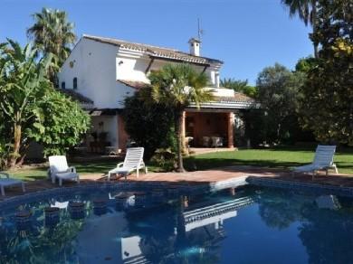 Chalet con 4 dormitorios se vende en Estepona, Costa del Sol