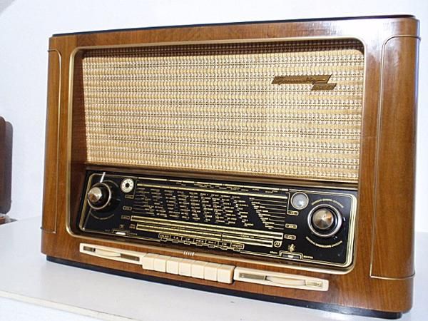 RADIO ANTIGUA GRUNDIG DE 1956. IMPECABLE Y CON GARANTIA DE 12 MESES. VISITEN NUESTRA TIENDA DE RADIOS ANTIGUAS