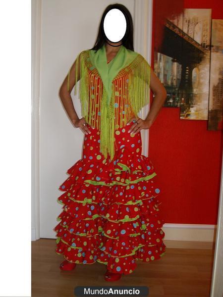 Traje de flamenca, dos mantoncillos y complementos