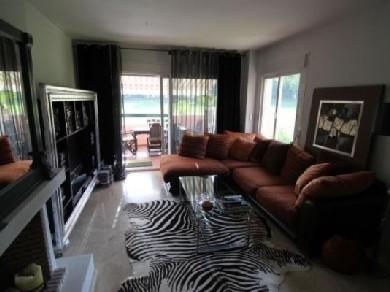 Apartamento con 3 dormitorios se vende en Marbella, Costa del Sol