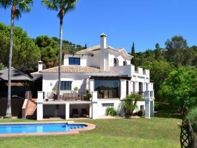 Chalet con 5 dormitorios se vende en Marbella, Costa del Sol