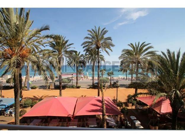 En el centro de Lloret de Mar y enfrente de la playa.