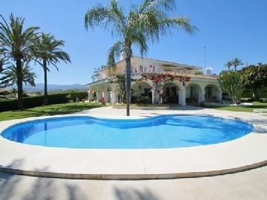 Chalet con 5 dormitorios se vende en Estepona, Costa del Sol