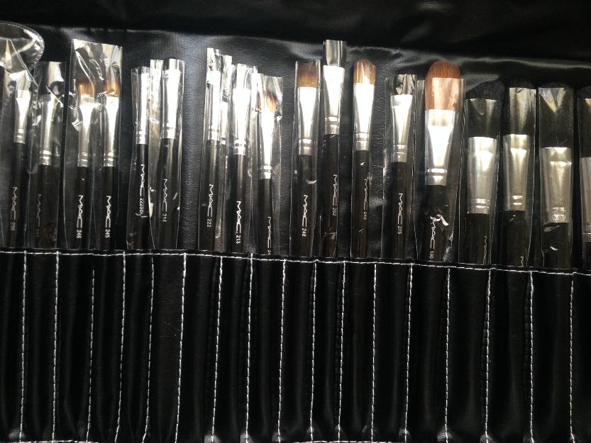 Mac - Kit 32 brochas y pinceles con Manta de piel Nuevo