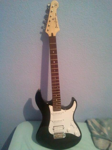 Guitarra eléctrica Yamaha Pacifica 012 + Amplificador Fender + Complementos