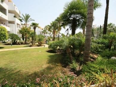 Apartamento con 2 dormitorios se vende en Estepona, Costa del Sol