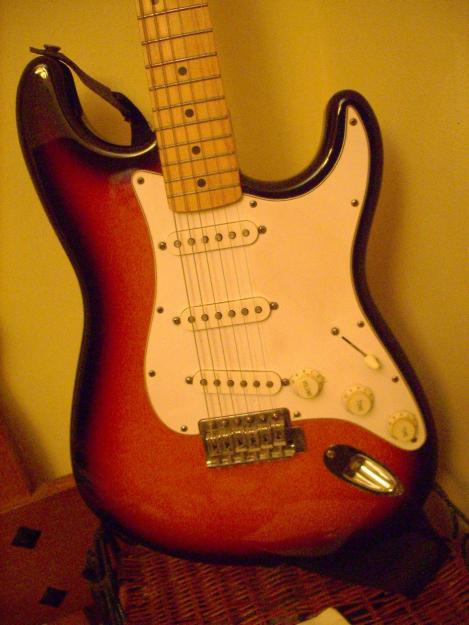 Guitarra Electrica FENDER Stratocaster y amplificador profesional.