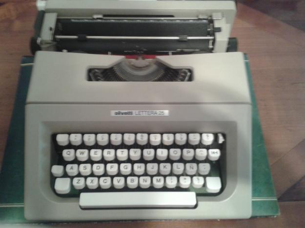 Máquina de escribir Olivetti Lettera 25