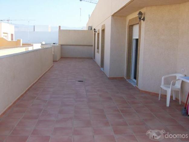 SE VENDE GRAN ATICO PRECIOSO  CON GRAN TERRAZA, MUY LUMINOSO EN  ROQUETAS DE MAR .CONSTRUCCION 2001