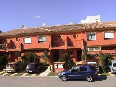 Adosado con 3 dormitorios se vende en Estepona, Costa del Sol