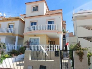 Chalet con 3 dormitorios se vende en Villamartin, Costa Blanca