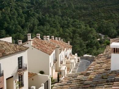 Adosado con 2 dormitorios se vende en Benahavis, Costa del Sol