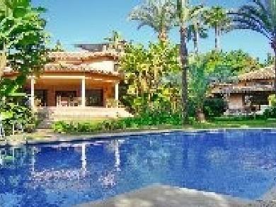 Chalet con 6 dormitorios se vende en Marbella, Costa del Sol