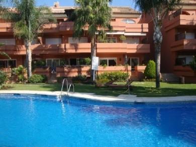 Apartamento con 2 dormitorios se vende en Marbella, Costa del Sol