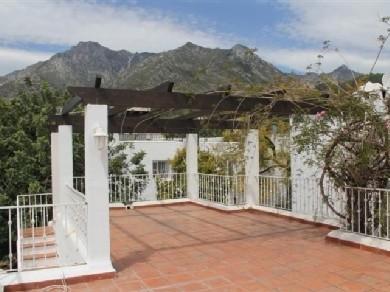 Chalet con 3 dormitorios se vende en Marbella, Costa del Sol