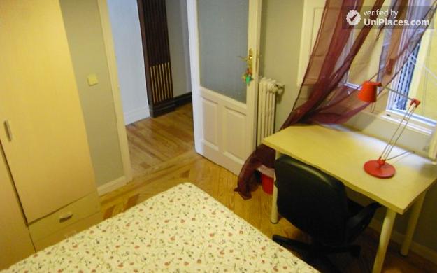 Rooms available - Student apartment just off Gran Vía